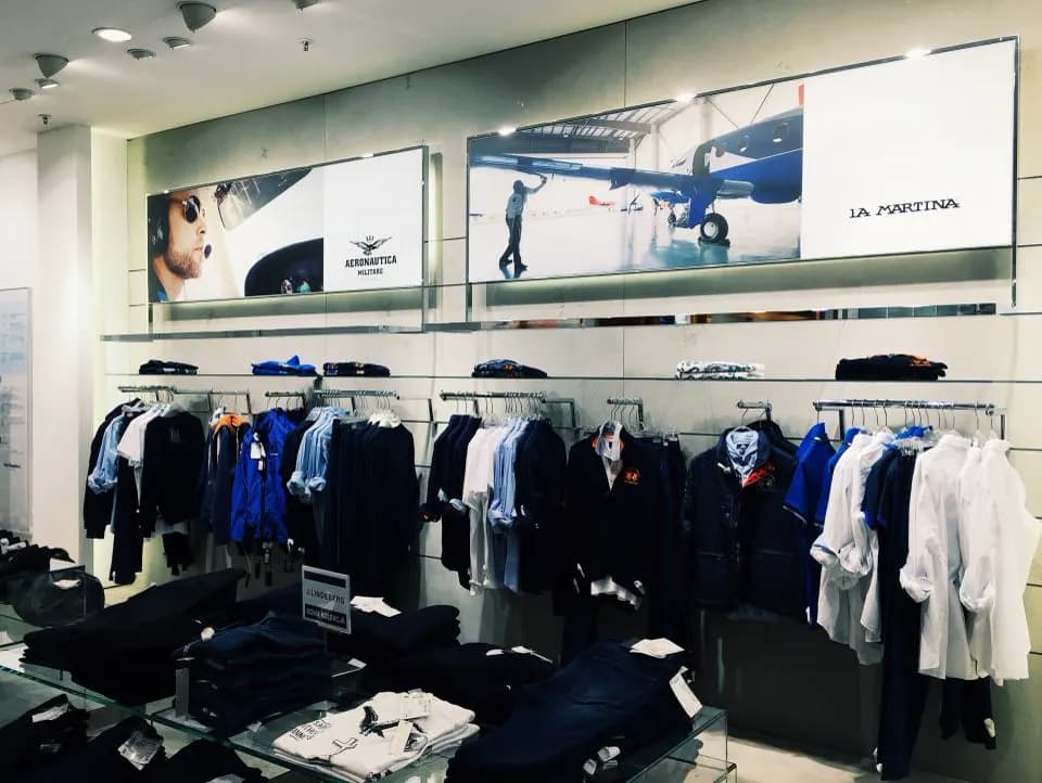Interior de una tienda de ropa