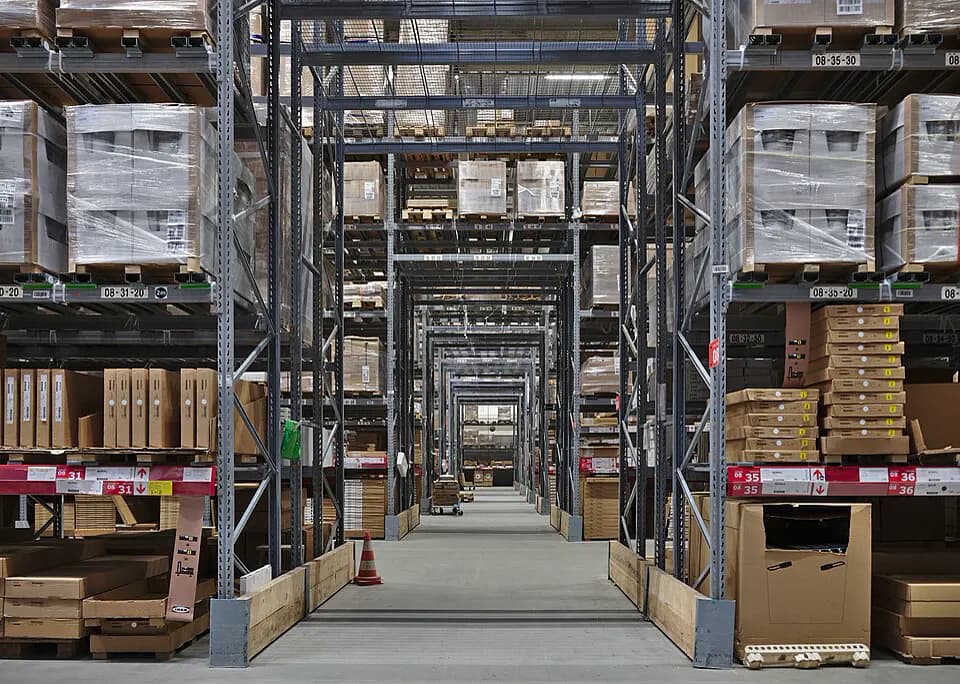 Bodega con estanterías altas y cajas