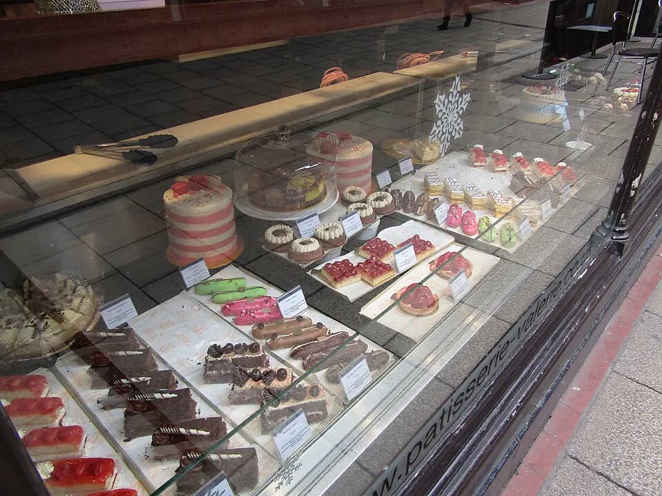 Vitrina de una pastelería con tortas y pasteles