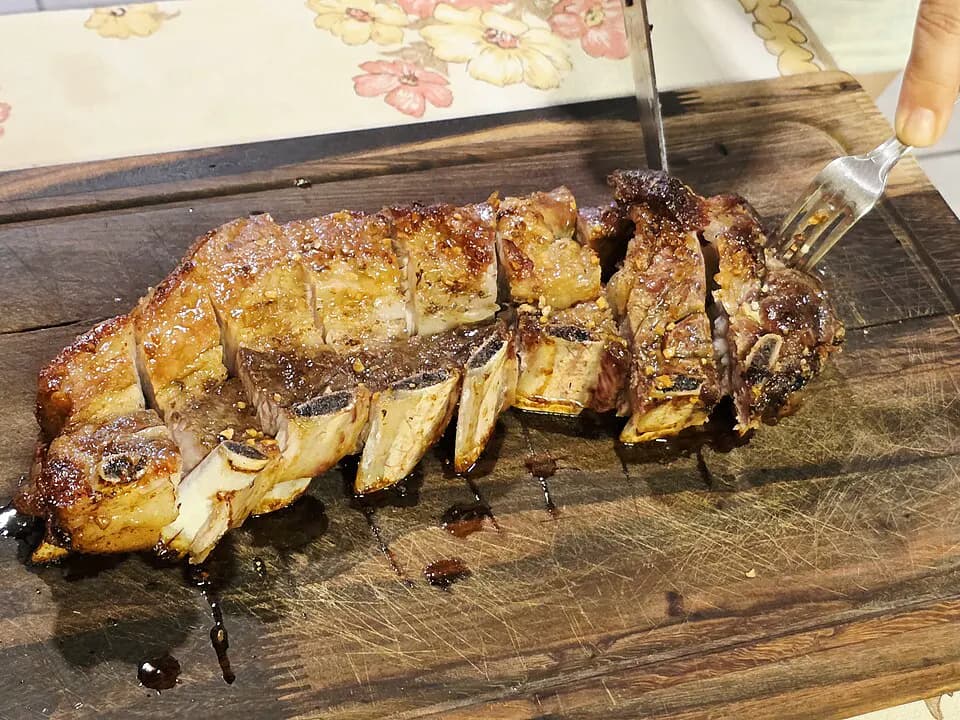 Asado a la parrilla sobre tabla de madera